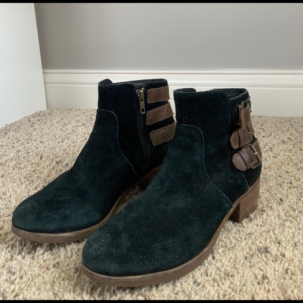 Black Ugg Fur Lined Chelsea Ankle Boot (Size 7)
